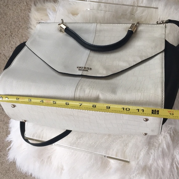 Guess color-block handbag 👜 - Picture 5 of 8